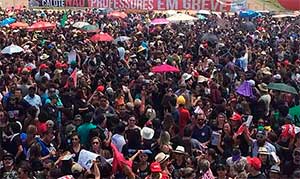 Professores participam de assembleia em frente ao Palácio do Buriti, sede do governo do Distrito Federal (Foto: Jéssica Nascimento/G1)